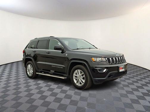 Diamond Black Crystal Pearlcoat 2017 Jeep Grand Cherokee Laredo