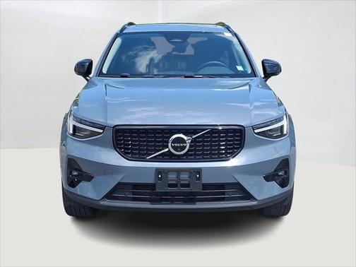 2023 Volvo XC40 B5 Ultimate Dark Theme