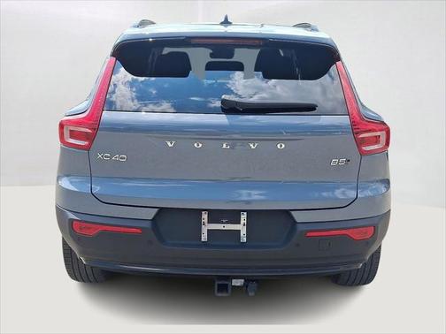 2023 Volvo XC40 B5 Ultimate Dark Theme