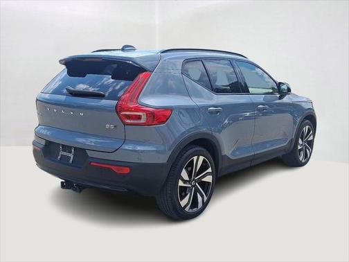 2023 Volvo XC40 B5 Ultimate Dark Theme