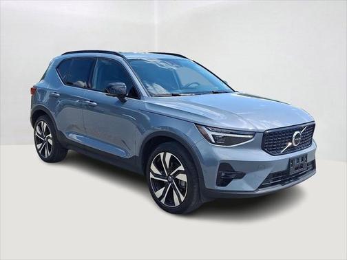2023 Volvo XC40 B5 Ultimate Dark Theme