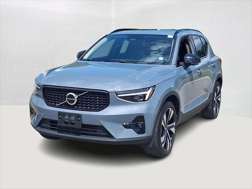 2023 Volvo XC40 B5 Ultimate Dark Theme