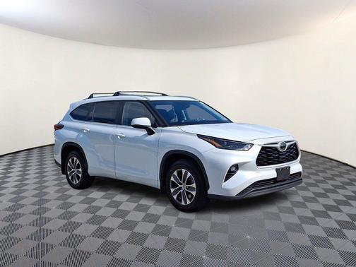 Wind Chill Pearl 2023 Toyota Highlander XLE