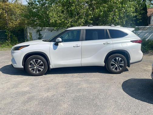 Wind Chill Pearl 2023 Toyota Highlander XLE