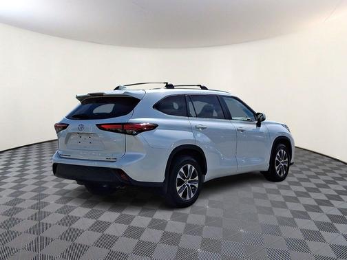 Wind Chill Pearl 2023 Toyota Highlander XLE