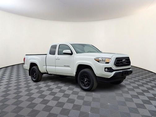 White 2022 Toyota Tacoma SR5
