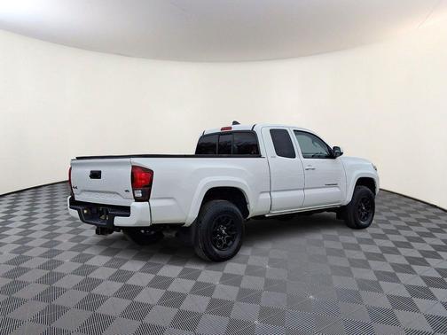 White 2022 Toyota Tacoma SR5