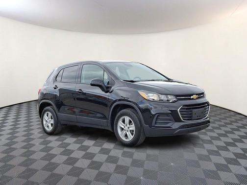 Mosaic Black Metallic 2022 Chevrolet Trax LS