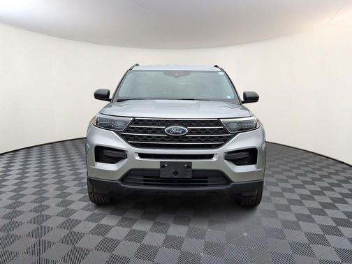 Iconic Silver Metallic 2022 Ford Explorer XLT