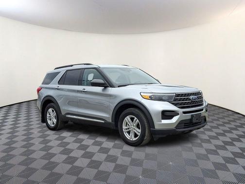 Iconic Silver Metallic 2022 Ford Explorer XLT