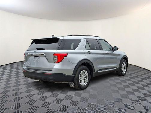 Iconic Silver Metallic 2022 Ford Explorer XLT