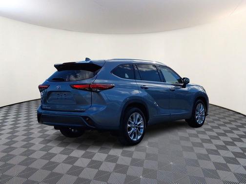 Moon Dust 2020 Toyota Highlander Limited