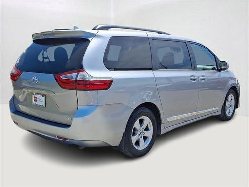 2018 Toyota Sienna LE