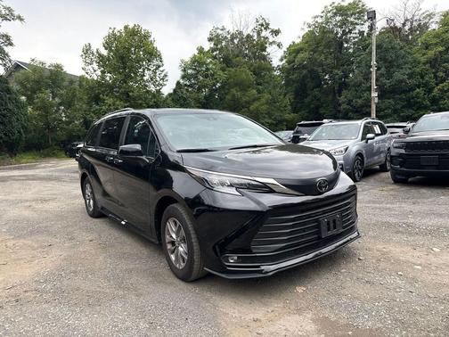 Midnight Black Metallic 2026 Toyota Sienna XLE