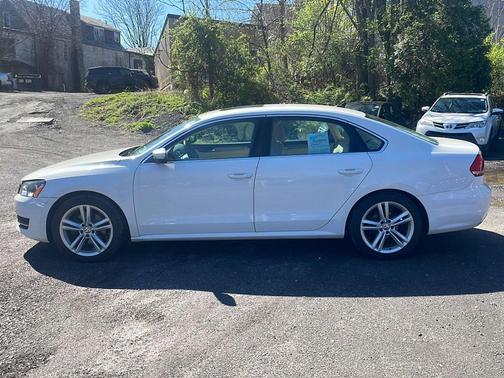 Candy White 2014 Volkswagen Passat 1.8T Auto SE w/Sunroof & Nav