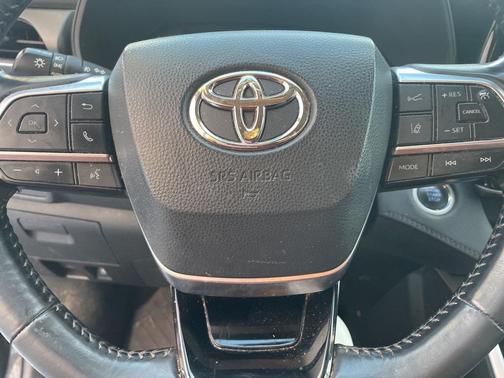 2020 Toyota Highlander LE