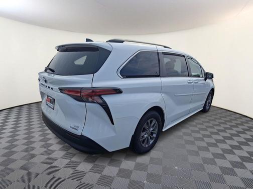 2021 Toyota Sienna LE