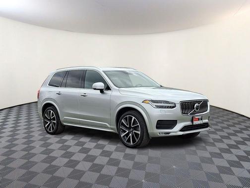 Bright Silver Metallic 2022 Volvo XC90 T6 Momentum