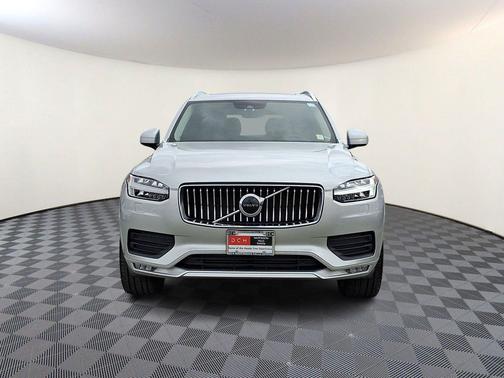 Bright Silver Metallic 2022 Volvo XC90 T6 Momentum