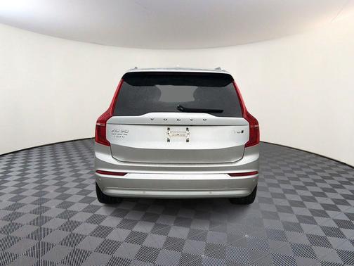 Bright Silver Metallic 2022 Volvo XC90 T6 Momentum