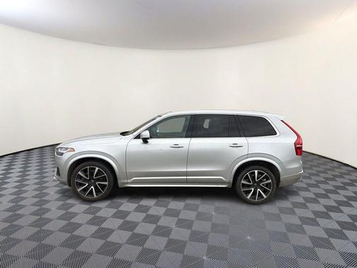 Bright Silver Metallic 2022 Volvo XC90 T6 Momentum