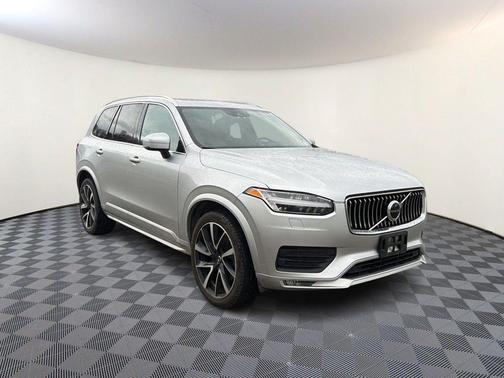 Bright Silver Metallic 2022 Volvo XC90 T6 Momentum