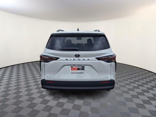 Wind Chill Pearl 2026 Toyota Sienna XLE