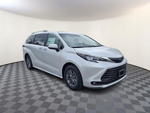 Wind Chill Pearl 2026 Toyota Sienna XLE