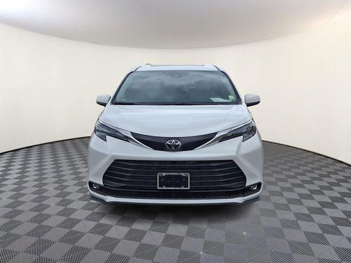 Wind Chill Pearl 2026 Toyota Sienna XLE