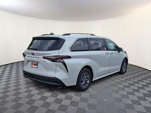 Wind Chill Pearl 2026 Toyota Sienna XLE