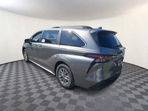 01l5 2026 Toyota Sienna XLE