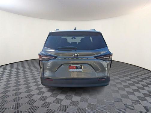 01l5 2026 Toyota Sienna XLE