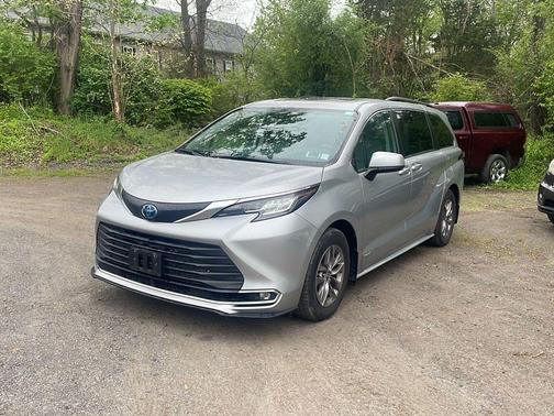 Celestial Silver Metallic 2021 Toyota Sienna XLE 7 Passenger