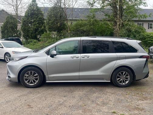 Celestial Silver Metallic 2021 Toyota Sienna XLE 7 Passenger