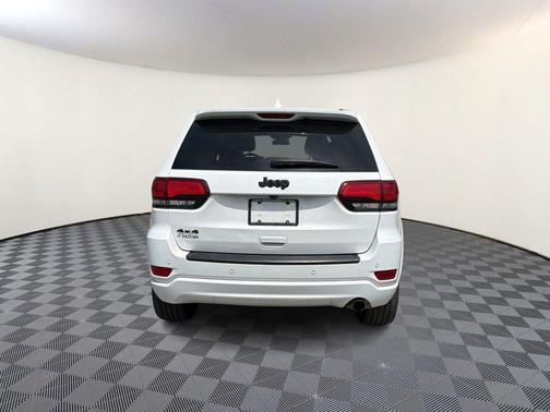 Bright White Clearcoat 2021 Jeep Grand Cherokee Laredo