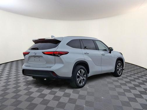 Pearl 2023 Toyota Highlander XLE