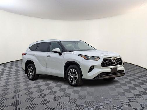 Pearl 2023 Toyota Highlander XLE