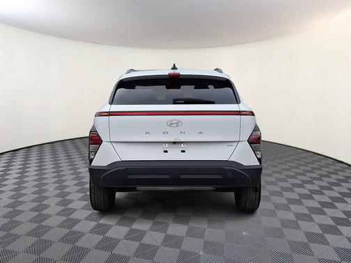 Atlas White 2025 Hyundai KONA SEL