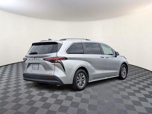 Celestial Silver Metallic 2022 Toyota Sienna XLE