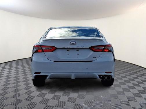 Super White 2018 Toyota Camry SE