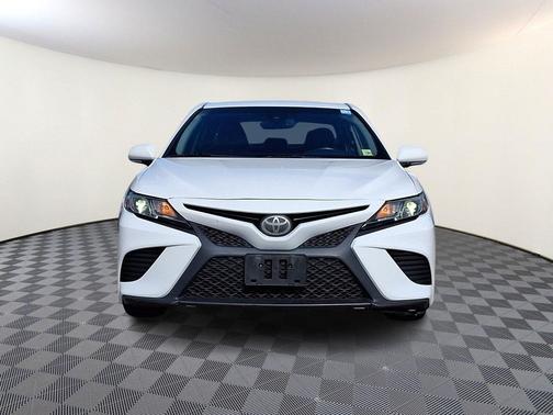 Super White 2018 Toyota Camry SE