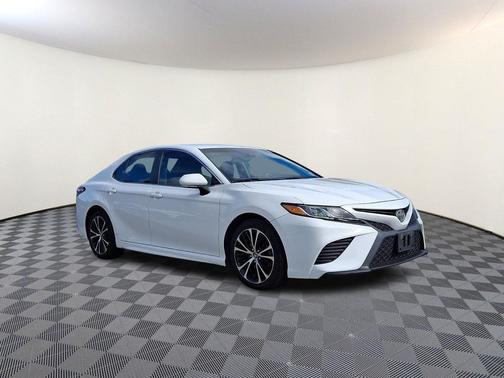 Super White 2018 Toyota Camry SE
