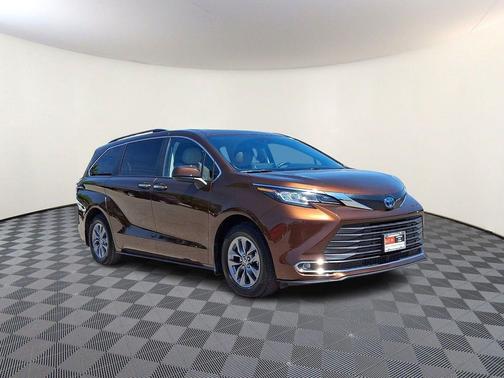 Sunset Bronze Mica 2023 Toyota Sienna XLE