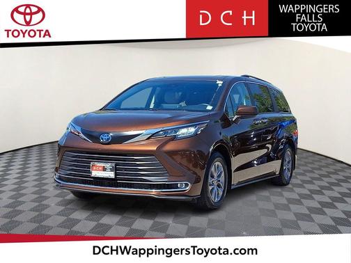 Sunset Bronze Mica 2023 Toyota Sienna XLE