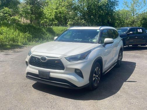 Blizzard Pearl 2021 Toyota Highlander XLE