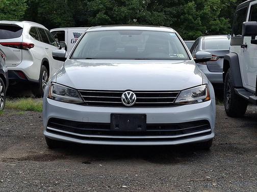 White Silver Metallic 2017 Volkswagen Jetta 1.4T SE