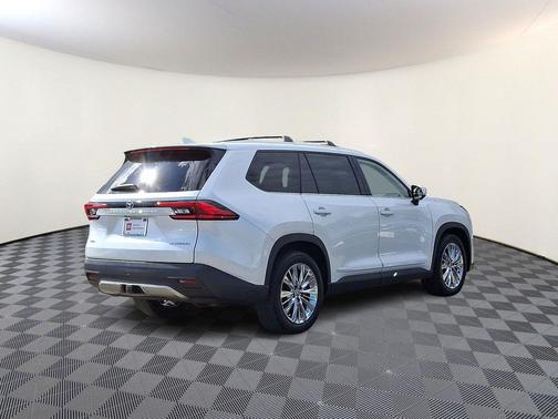 Pearl 2024 Toyota Grand Highlander Platinum