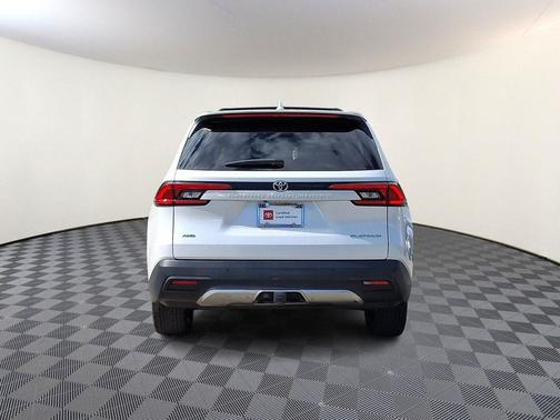 Pearl 2024 Toyota Grand Highlander Platinum