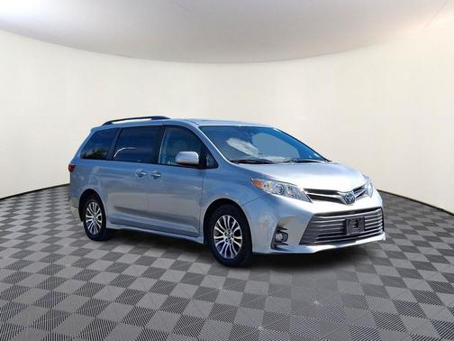 Celestial Silver Metallic 2020 Toyota Sienna XLE