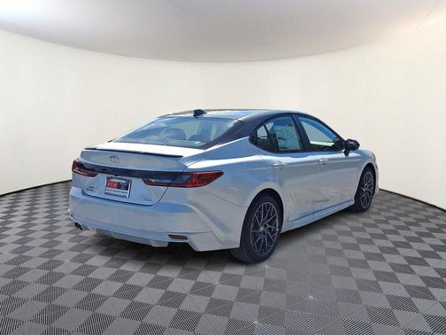 Wind Chill Pearl w/Midnight Black Metallic Roof 2026 Toyota Camry XSE